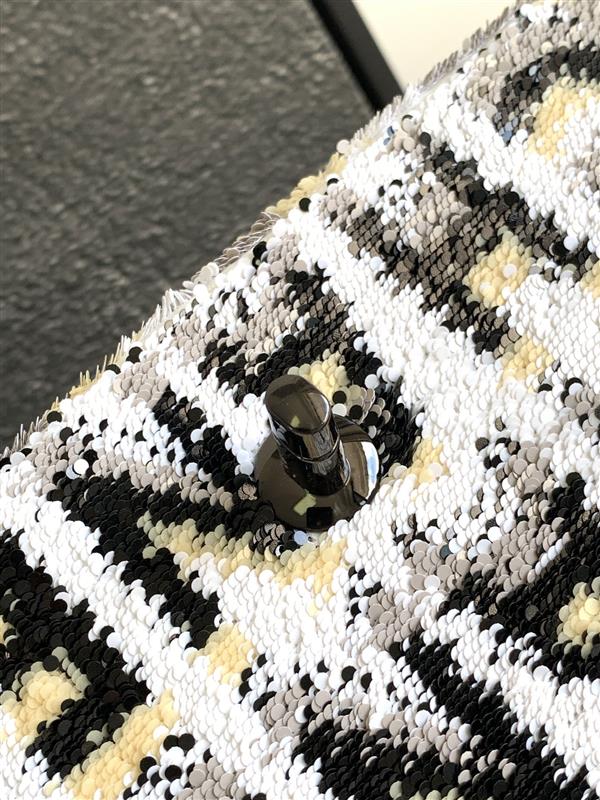 2026127205657305 880